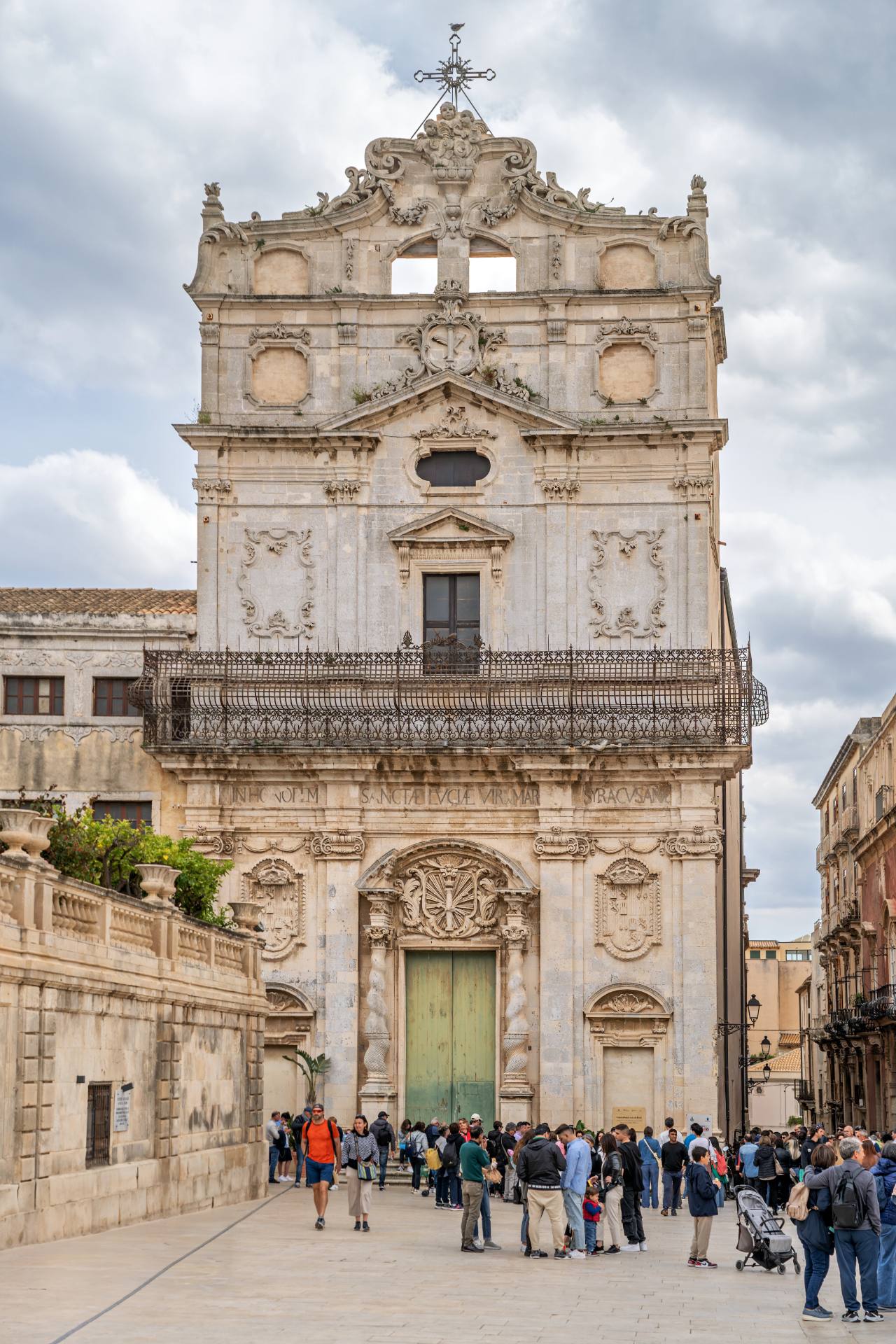 Barockkirche Chiesa di Santa Lucia alla Badia, ursprünglich eine Klosterkirche, die durch das große Erdbeben 1693 völlig zerstört und durch  Zisterzienserinnen  wieder aufgebaut wurde.
